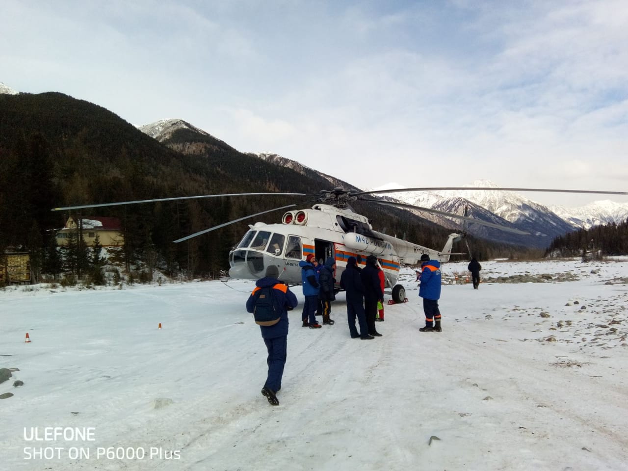 С Шумакских источников спасатели эвакуировали в Иркутск двух травмированных туристов